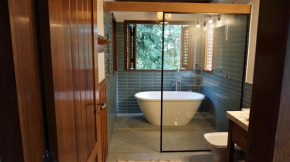 Alter e Estilo, 2 quartos amplos com Ar, 2 banheiros, cozinha completa, charme e conforto junto à Natureza e a 100 metros da praia do Lago Verde